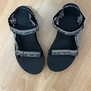 Teva Ladies Flatform Universal Size 8 - like new!